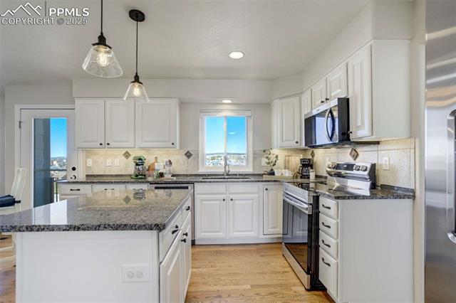 1944 Queens Canyon Court