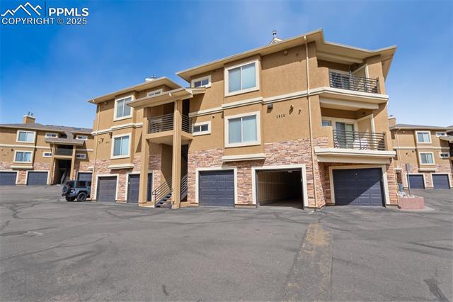 1816 Montura View 204