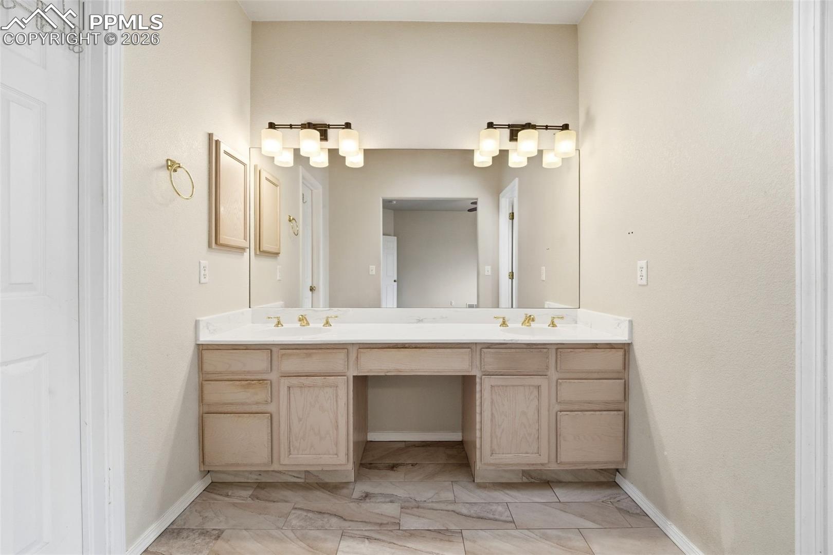 9235 Lizmoor Court