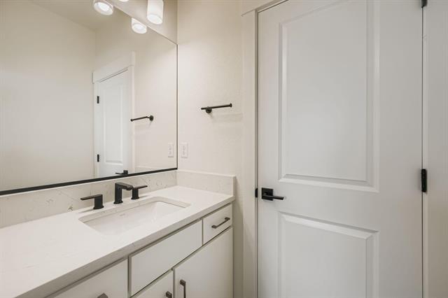 3425 Crest Hollow View