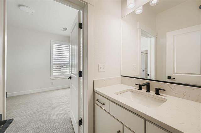 3425 Crest Hollow View