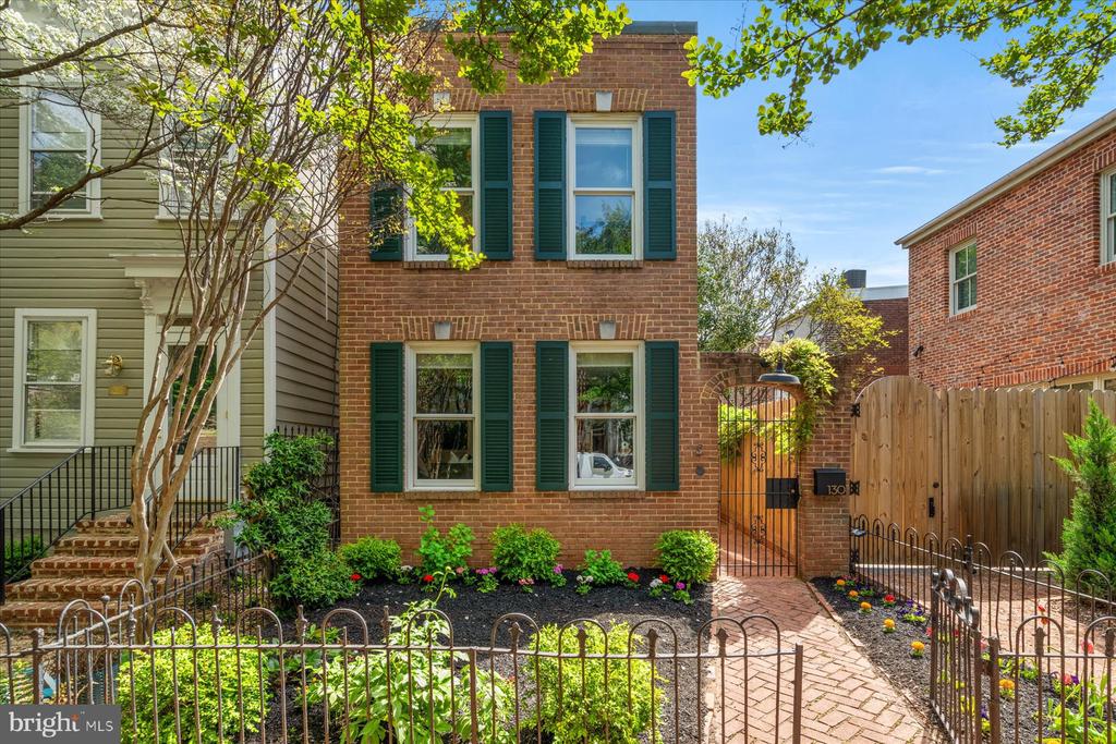 130 10TH STREET SE