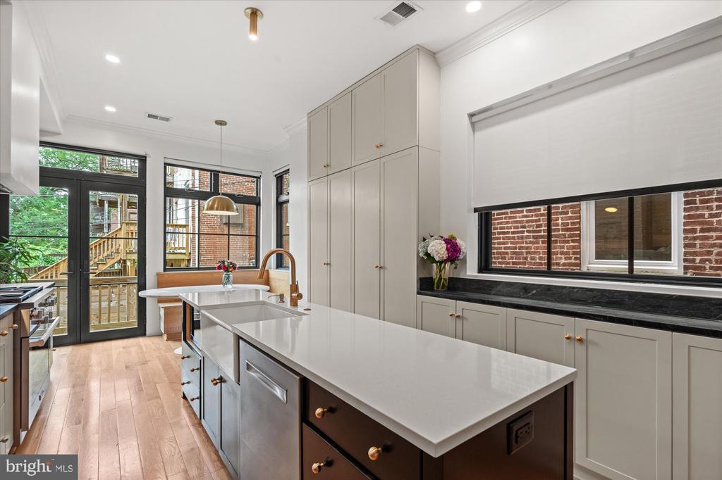 7 U STREET NW