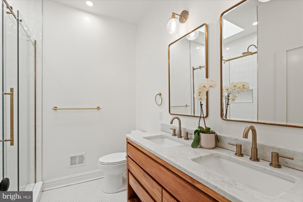 7 U STREET NW