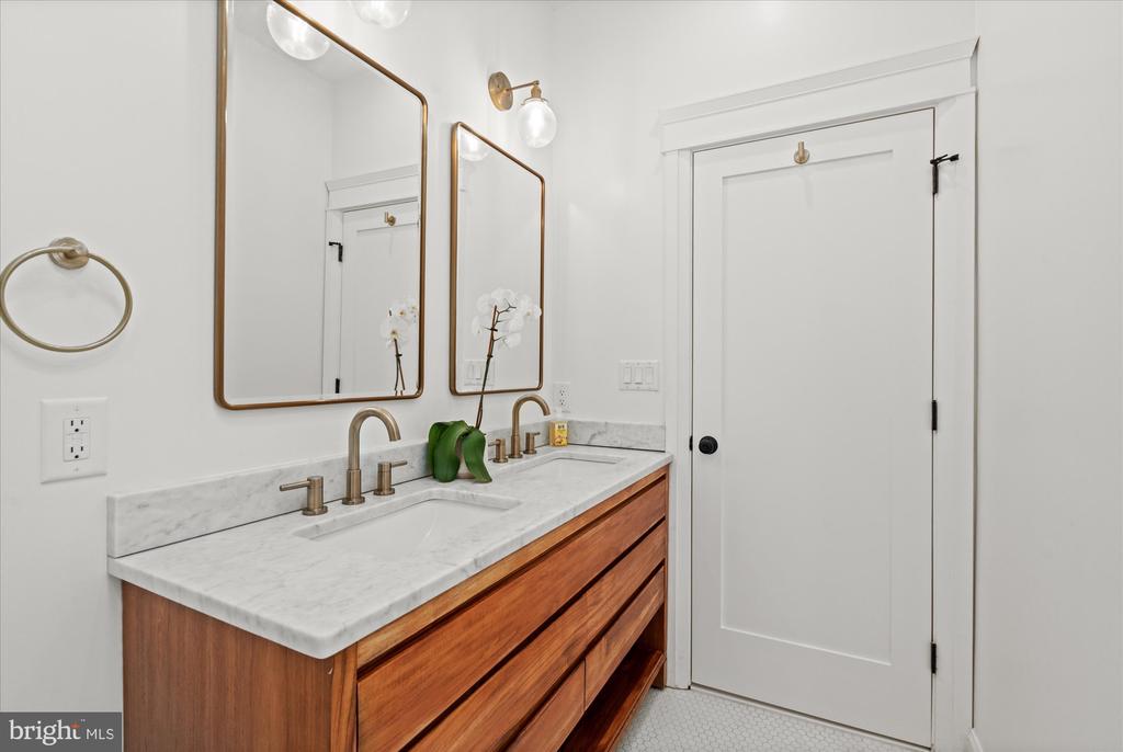 7 U STREET NW