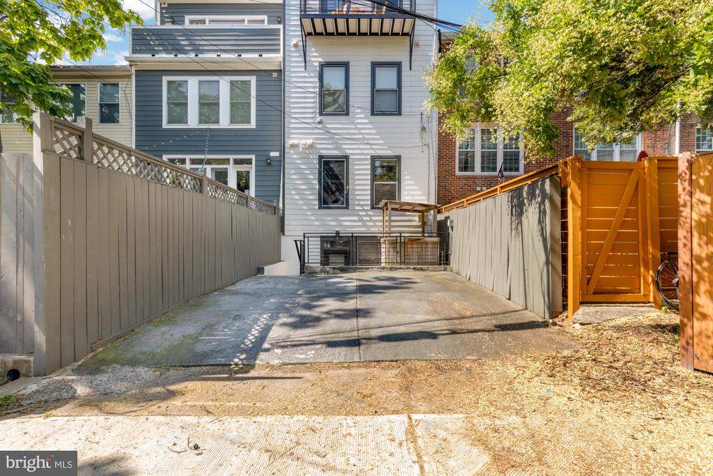 1526 MASSACHUSETTS AVENUE SE 1