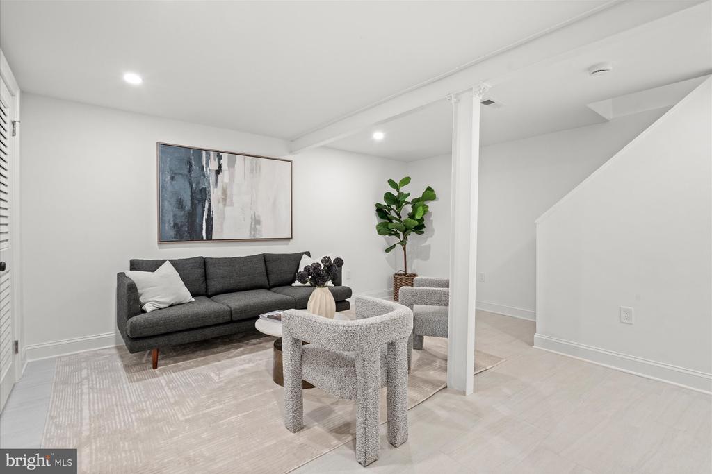 4319 12TH PLACE NE