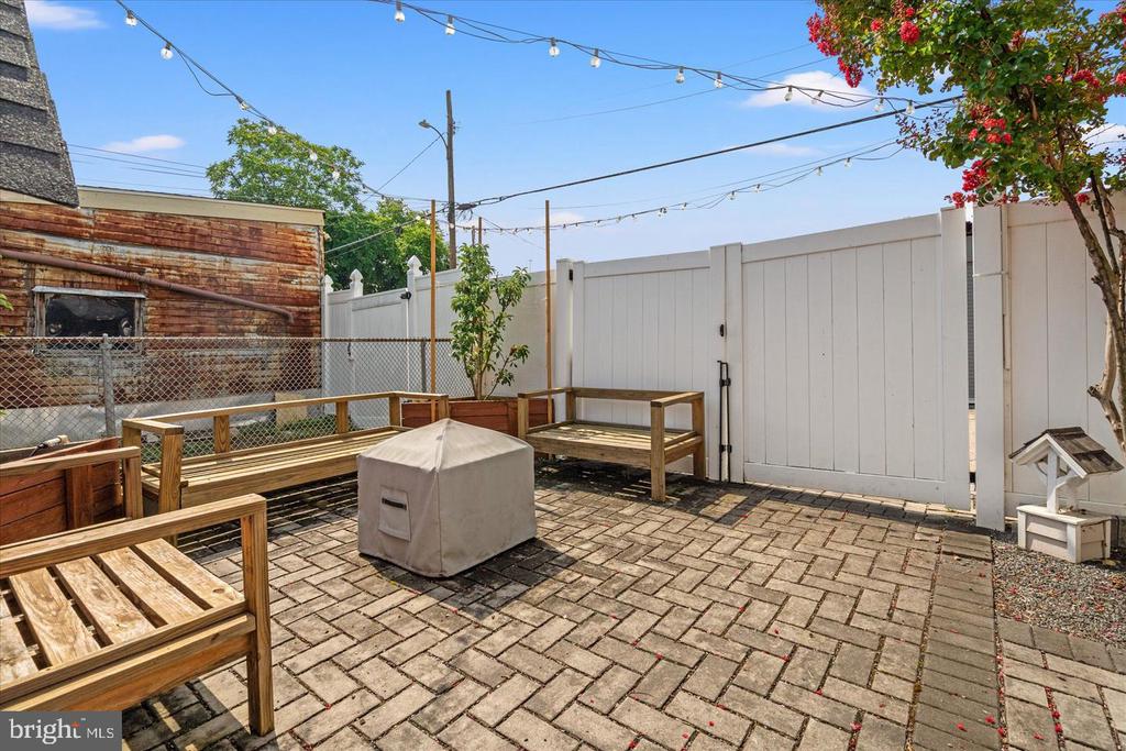 1809 OTIS STREET NE