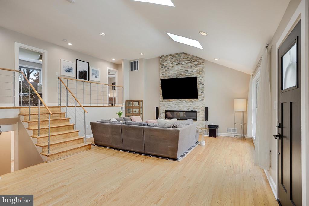 4522 TRAYMORE STREET
