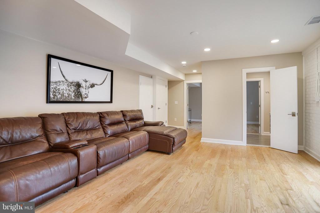 4522 TRAYMORE STREET