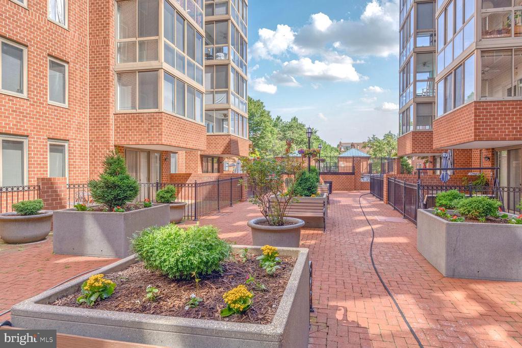 1050 N TAYLOR STREET 1-710