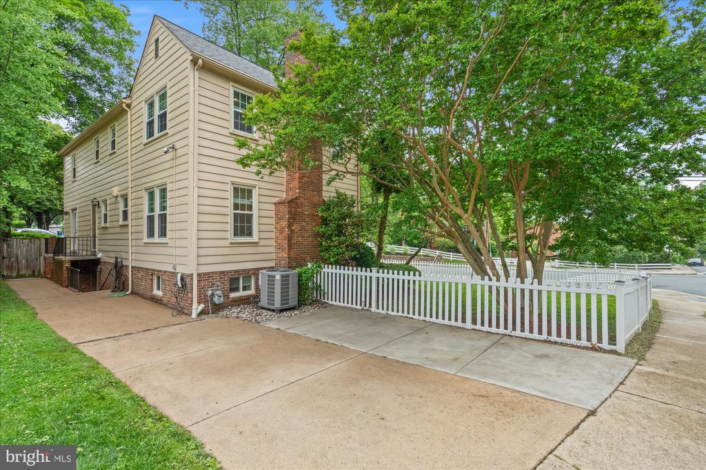 2232 MILITARY ROAD