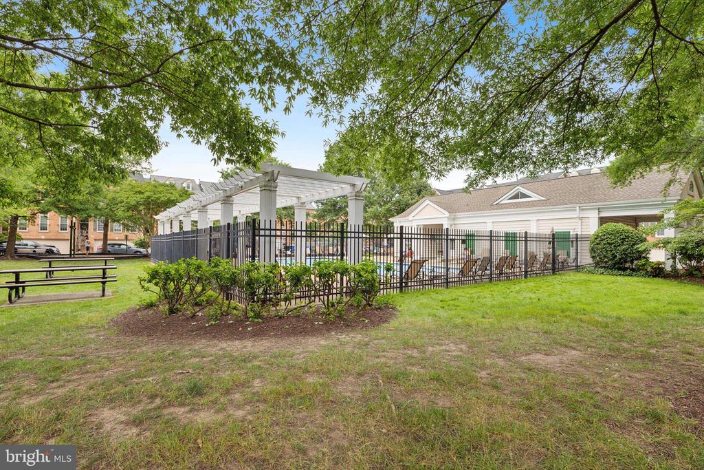 1605 HUNTING CREEK DRIVE B