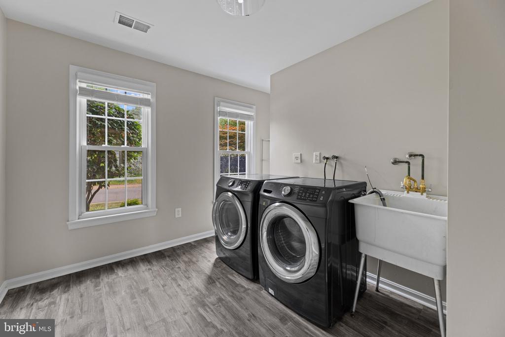 4611 DEMING AVENUE