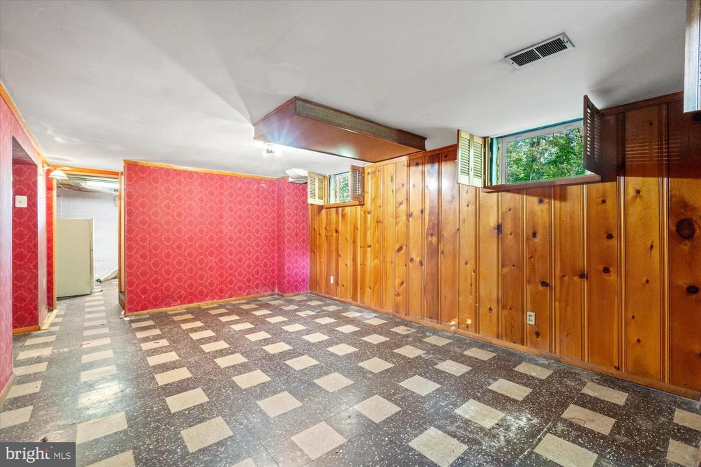 6524 OAKWOOD DRIVE