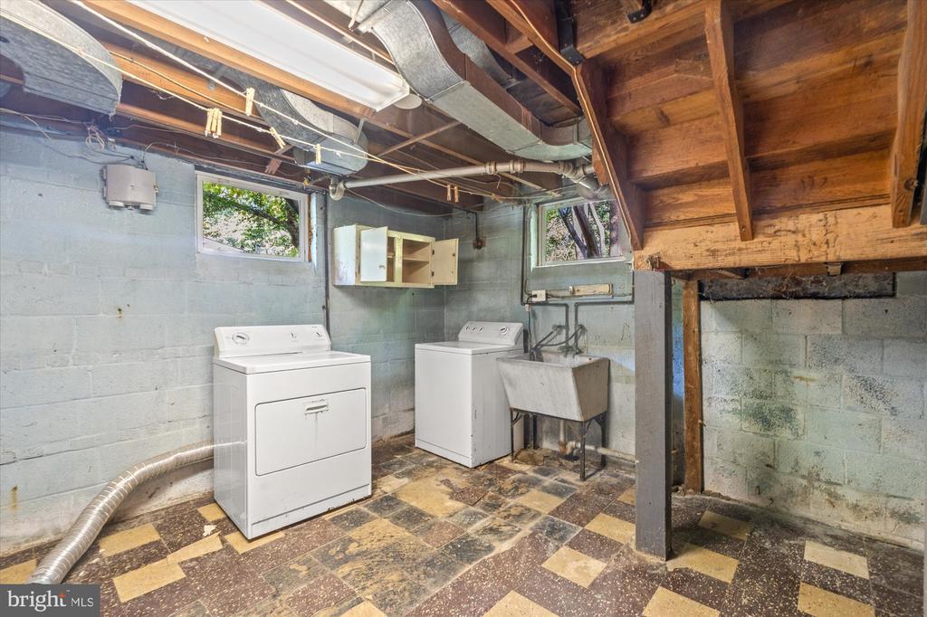 6524 OAKWOOD DRIVE