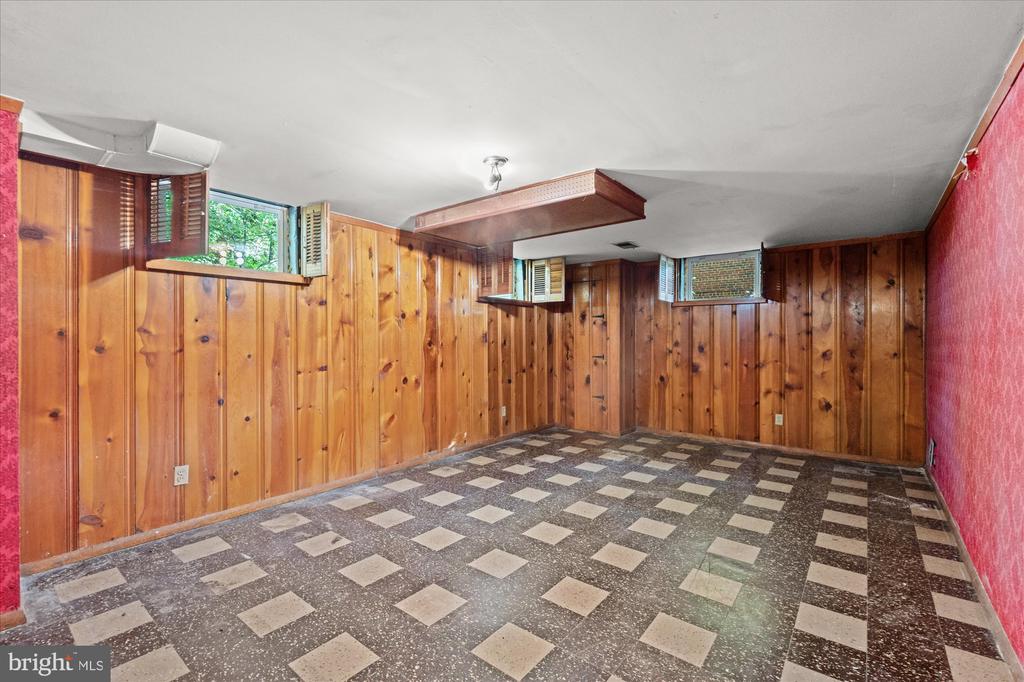 6524 OAKWOOD DRIVE