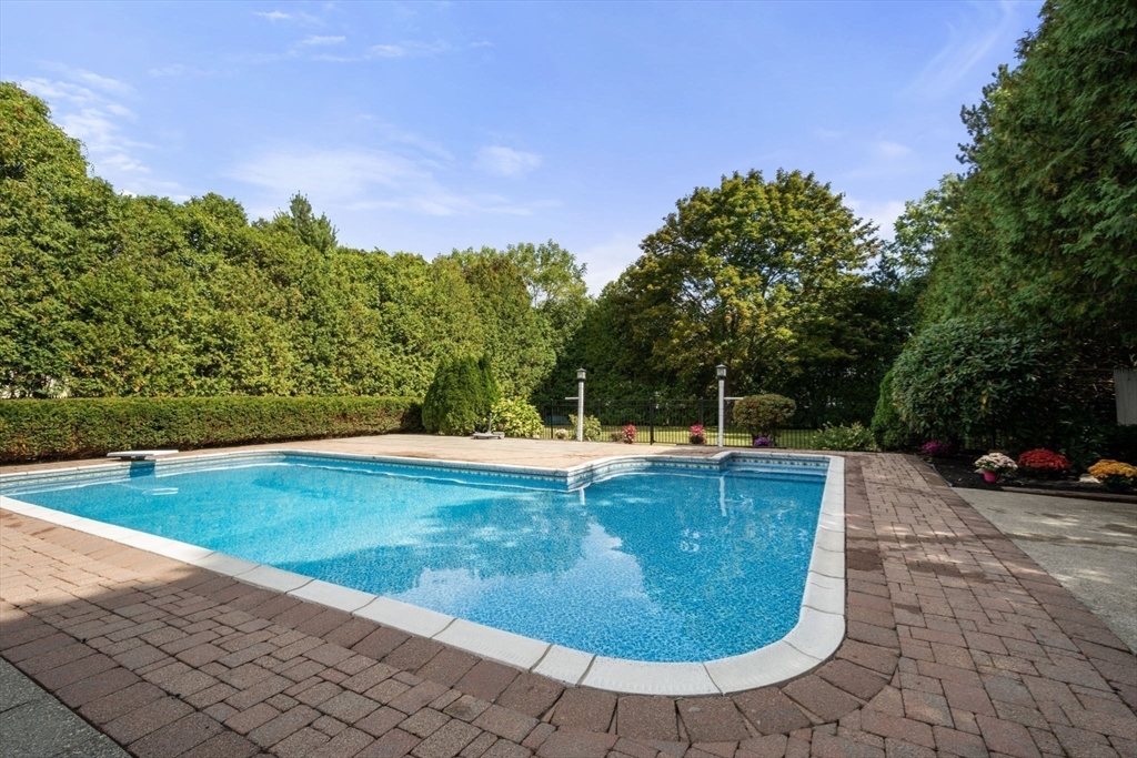 28 Lorna Dr