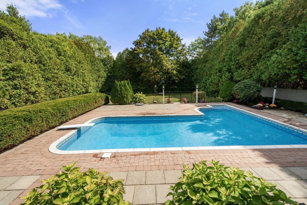 28 Lorna Dr