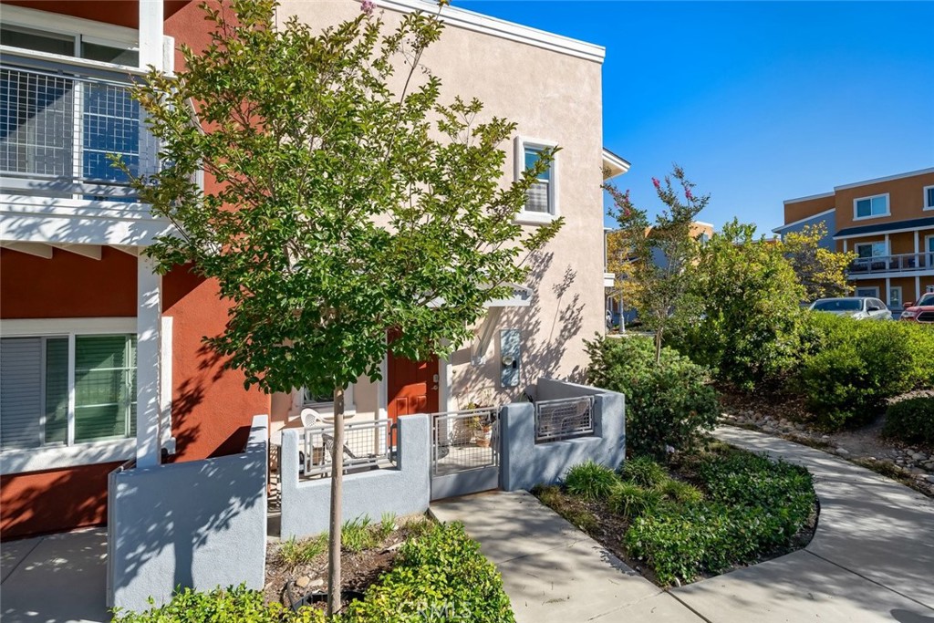 880 Lawrence