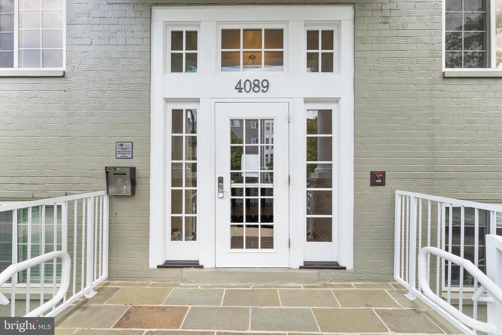 4089 S FOUR MILE RUN DRIVE Unit: 404