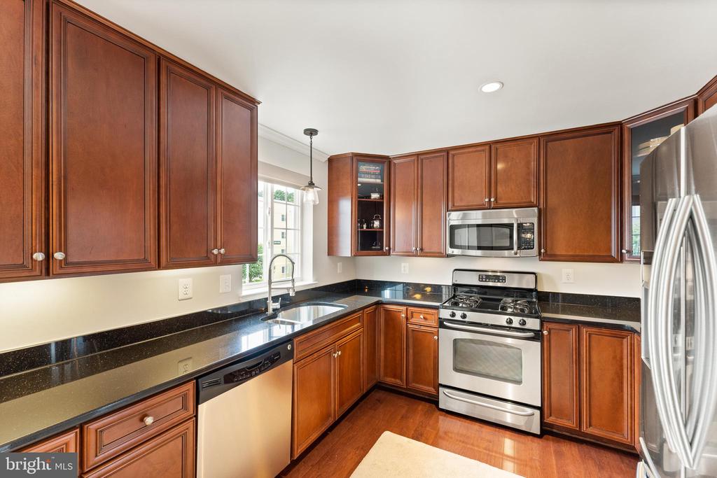 4089 S FOUR MILE RUN DRIVE Unit: 404