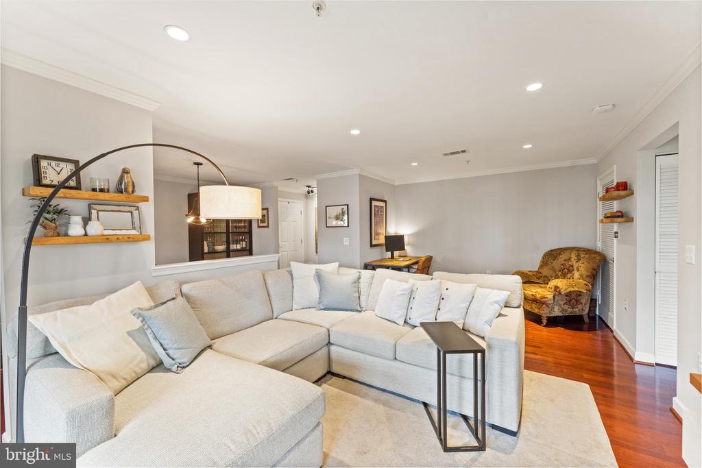 4089 S FOUR MILE RUN DRIVE Unit: 404