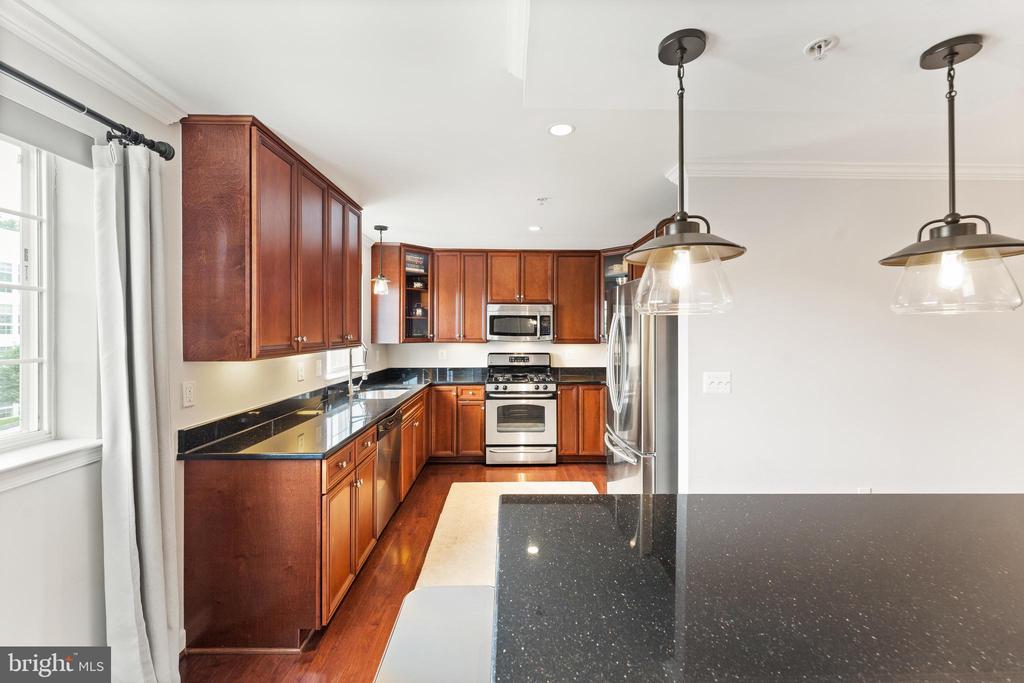 4089 S FOUR MILE RUN DRIVE Unit: 404