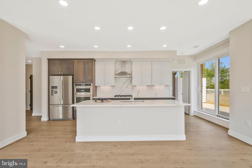 635 SLATERS LANE 305
