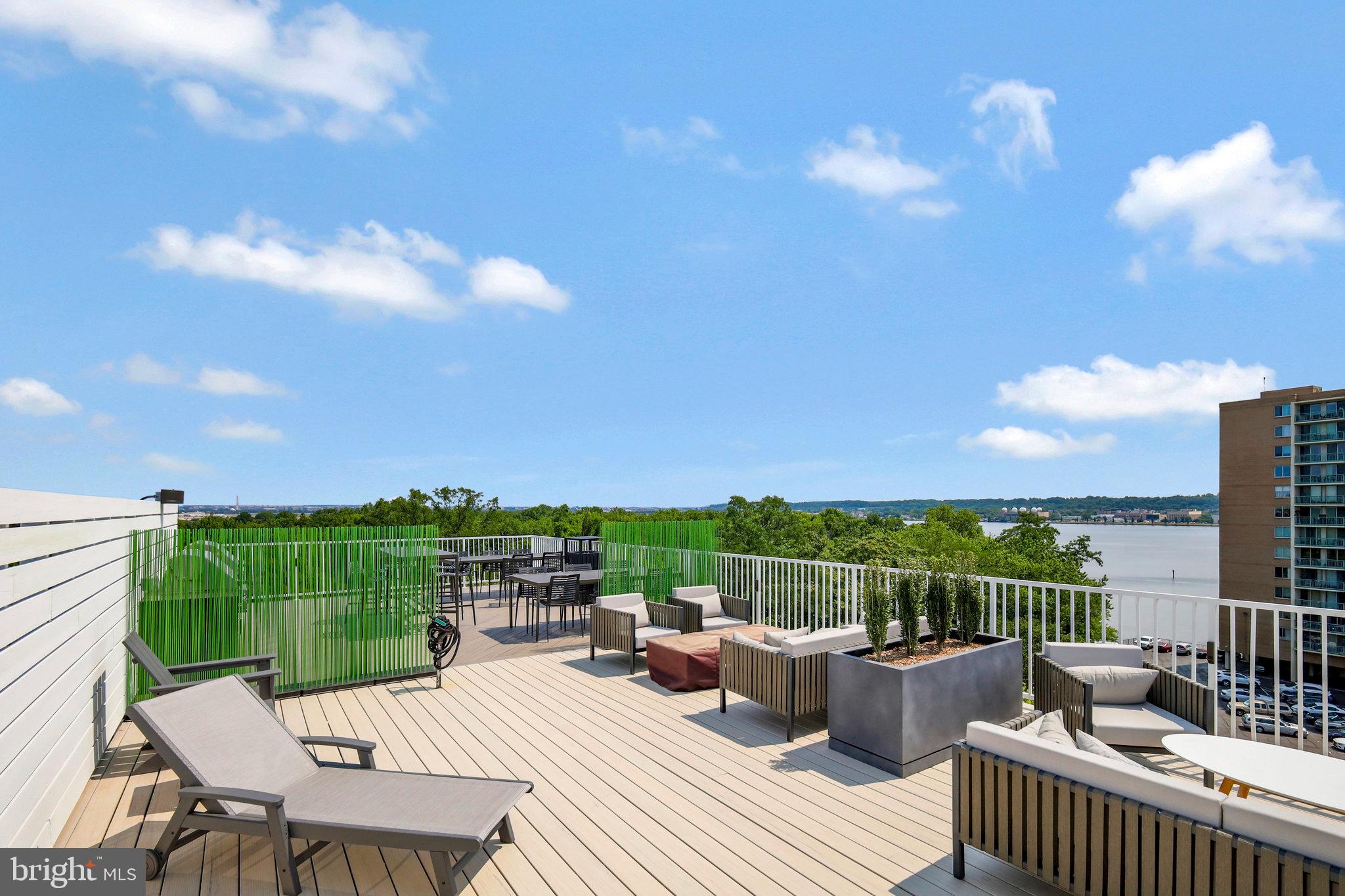 635 SLATERS LANE 305