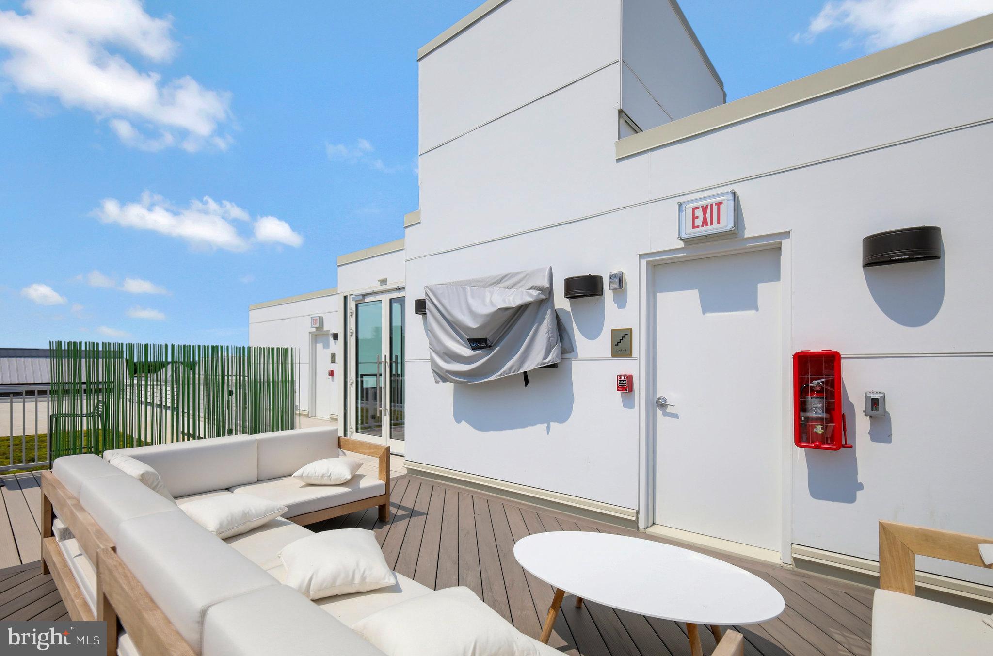 635 SLATERS LANE 305