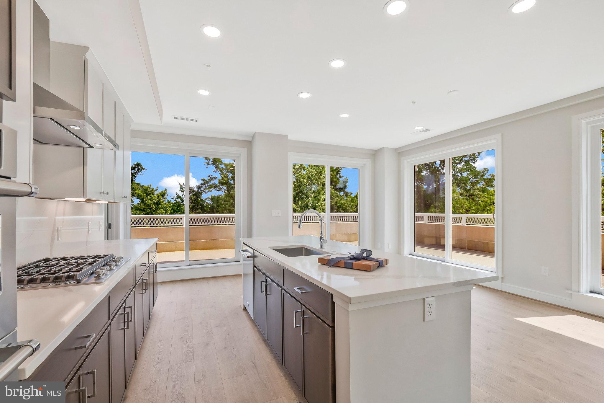 635 SLATERS LANE 305