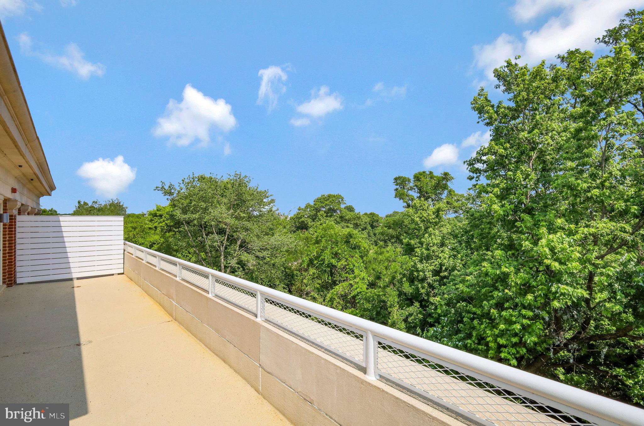 635 SLATERS LANE 305