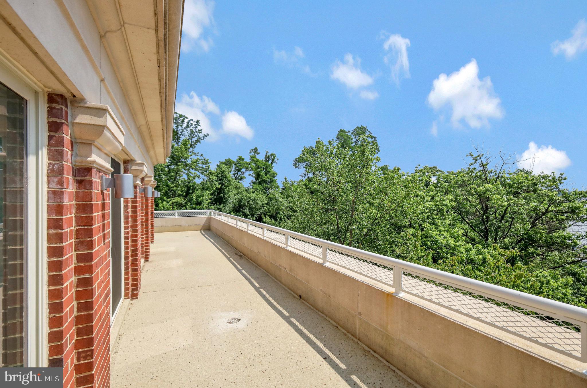 635 SLATERS LANE 305