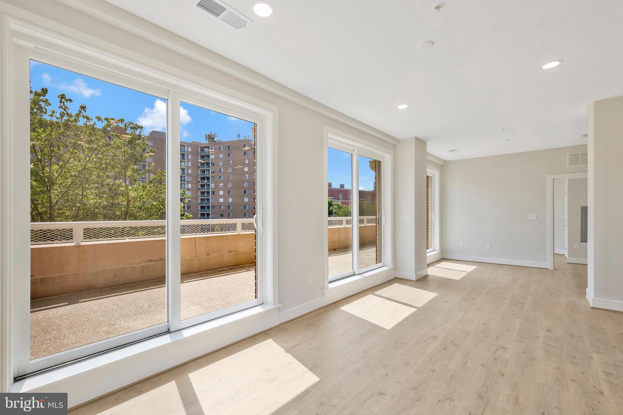 635 SLATERS LANE 305