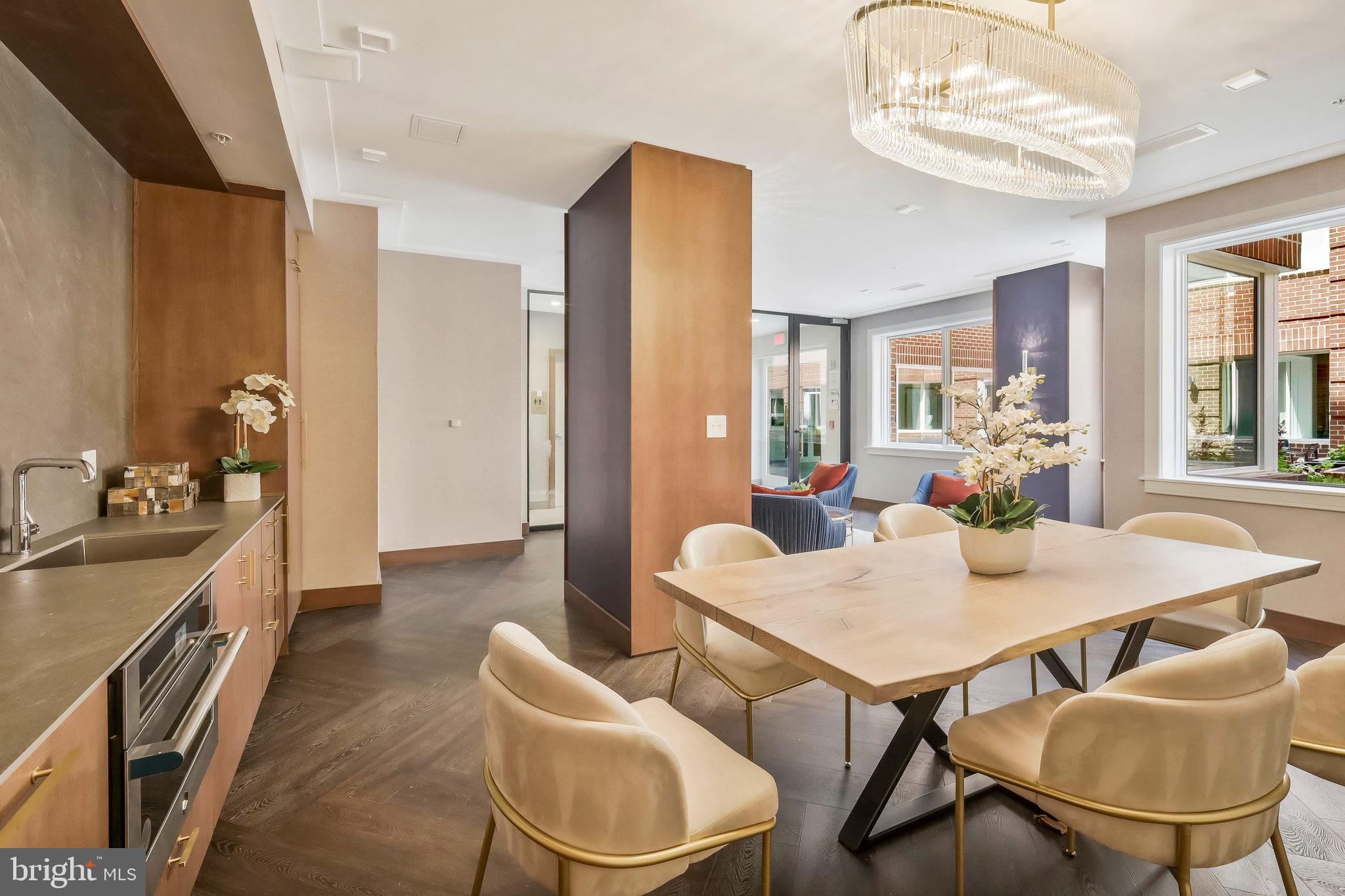 635 SLATERS LANE 305