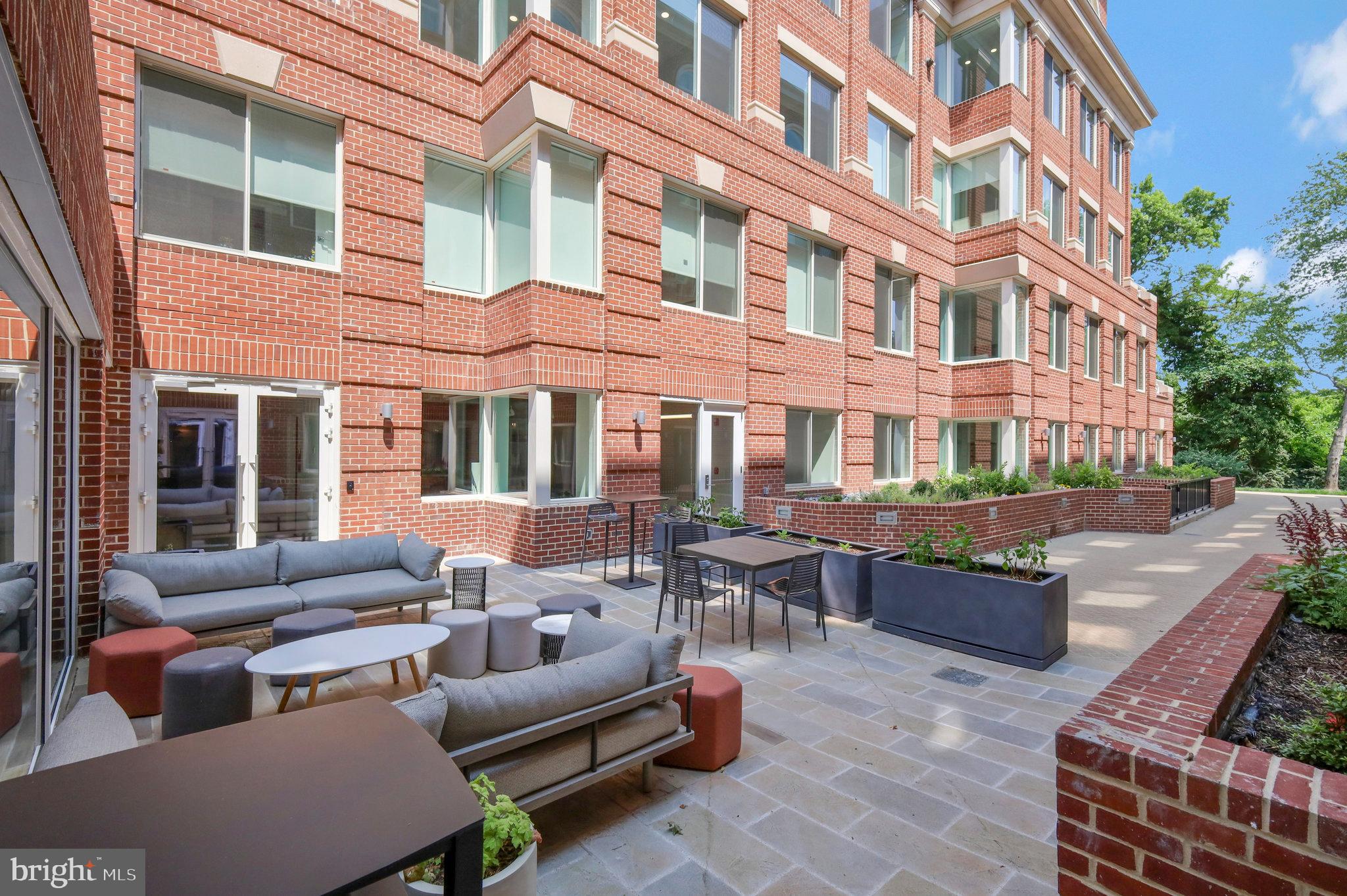 635 SLATERS LANE 305