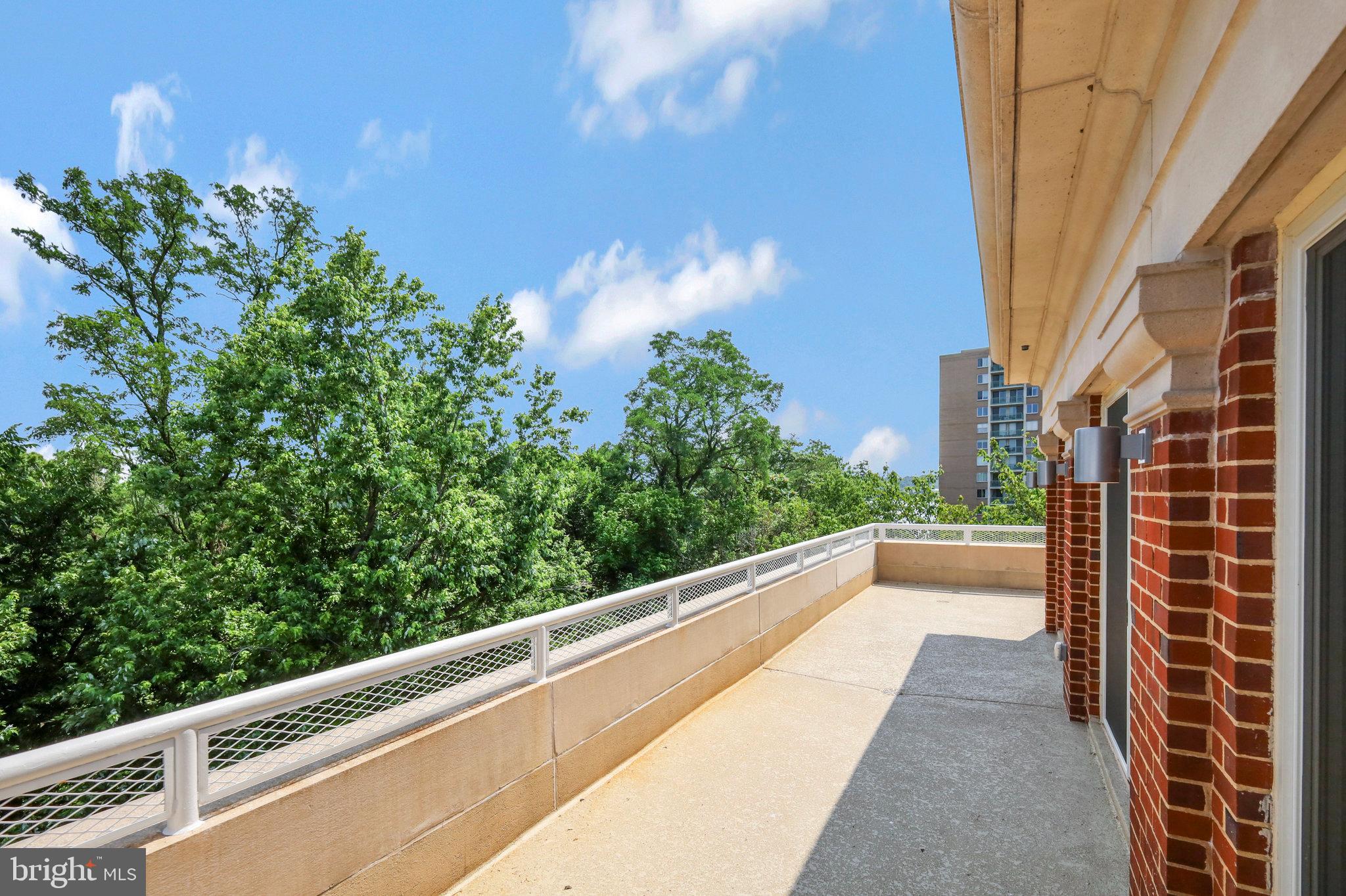 635 SLATERS LANE 305