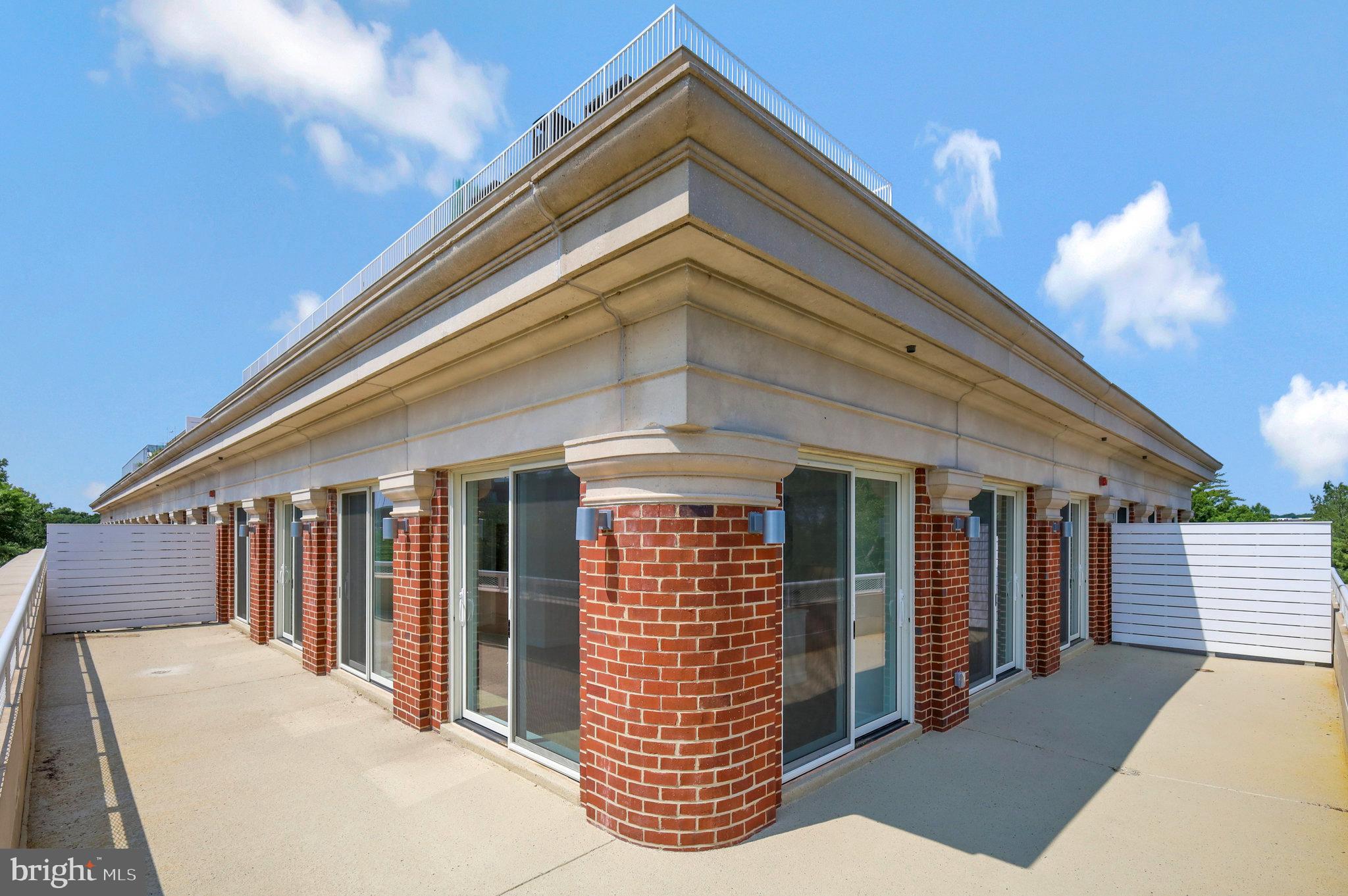 635 SLATERS LANE 305