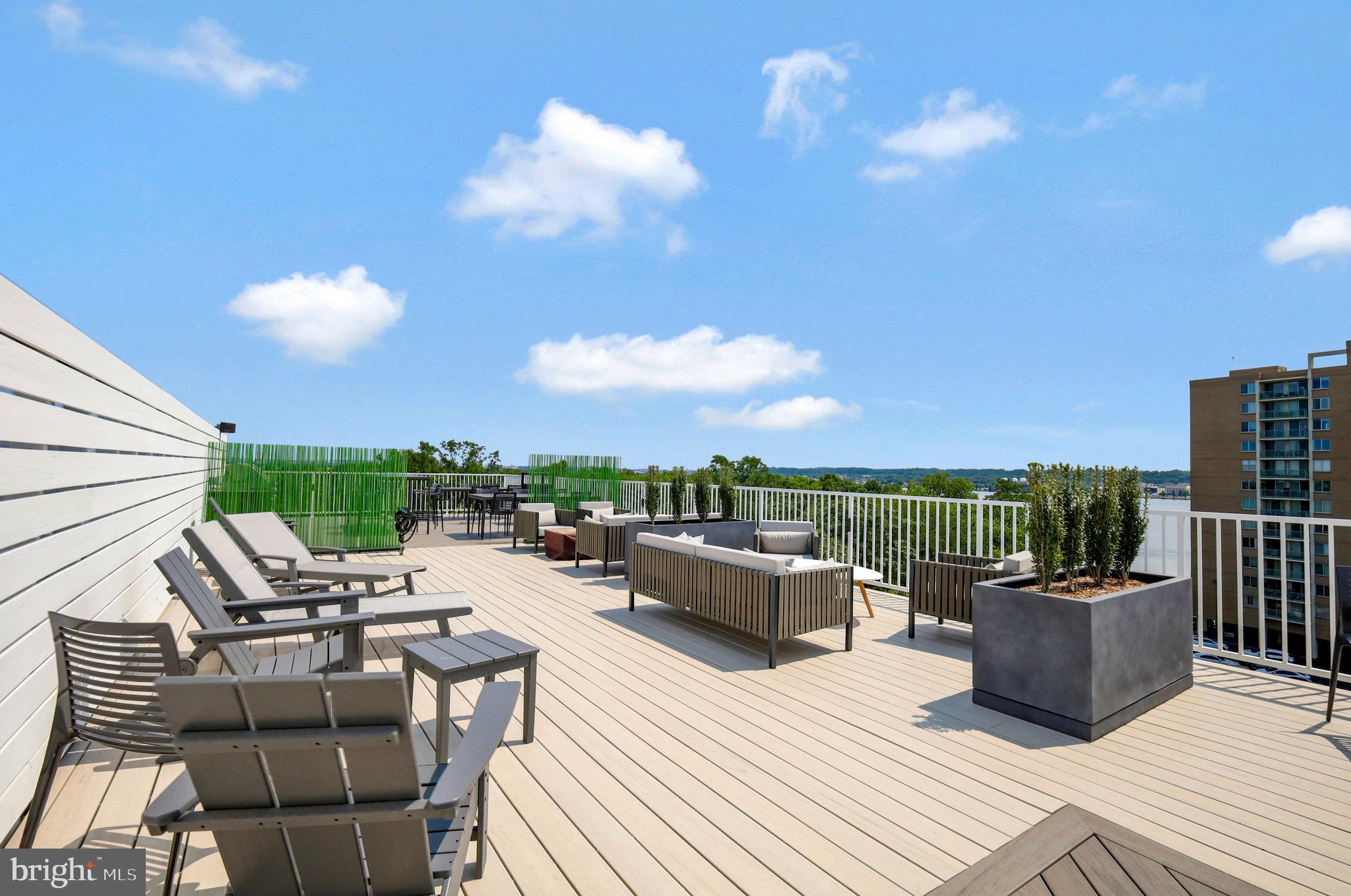 635 SLATERS LANE 305