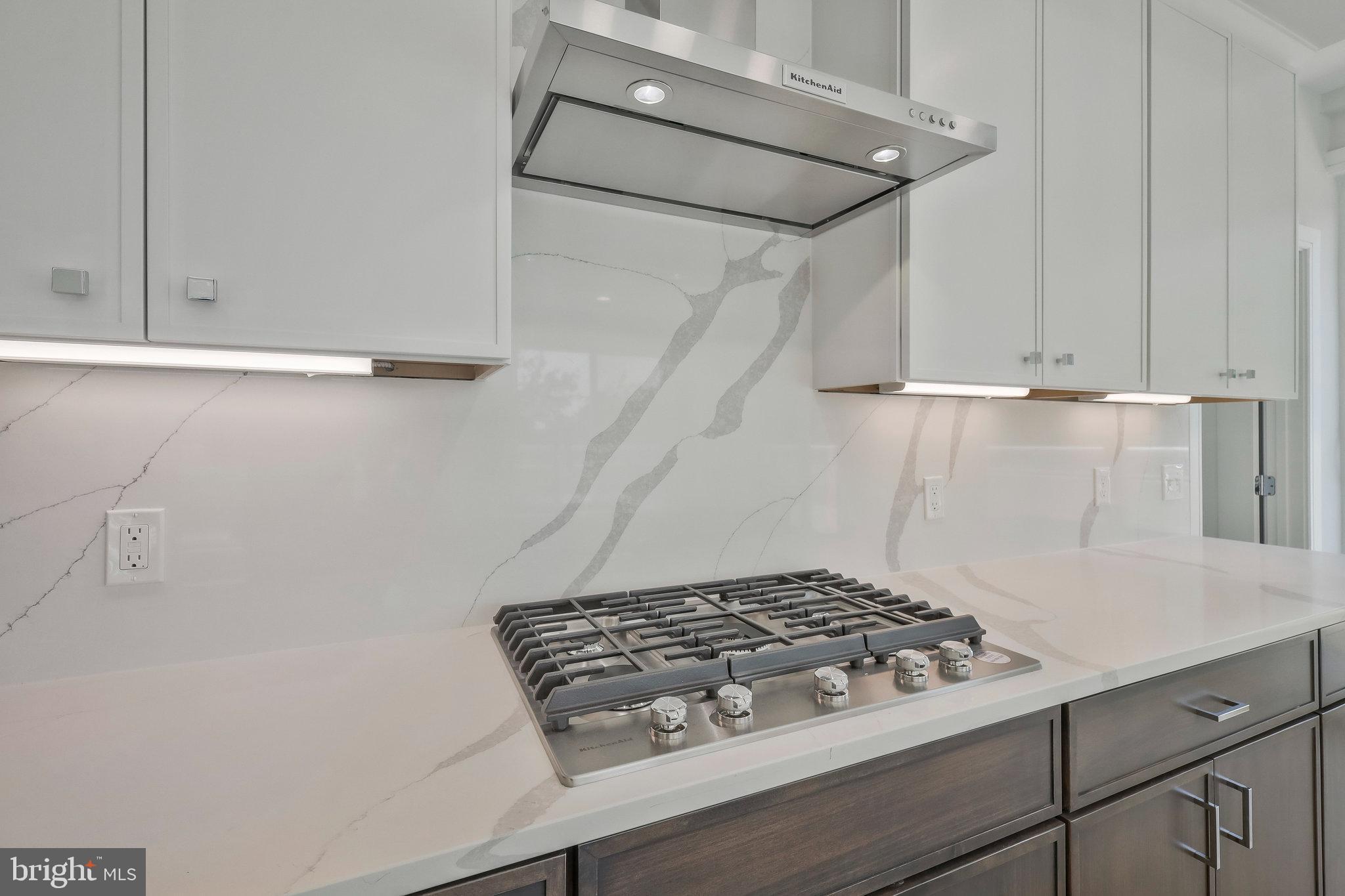 635 SLATERS LANE 305