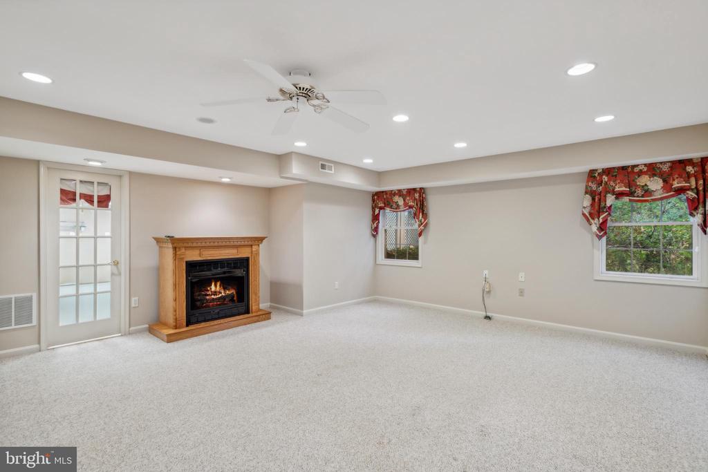 5479 ROSEHAVEN COURT