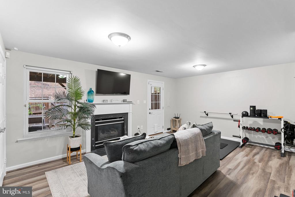 5604 GLENWOOD MEWS DRIVE