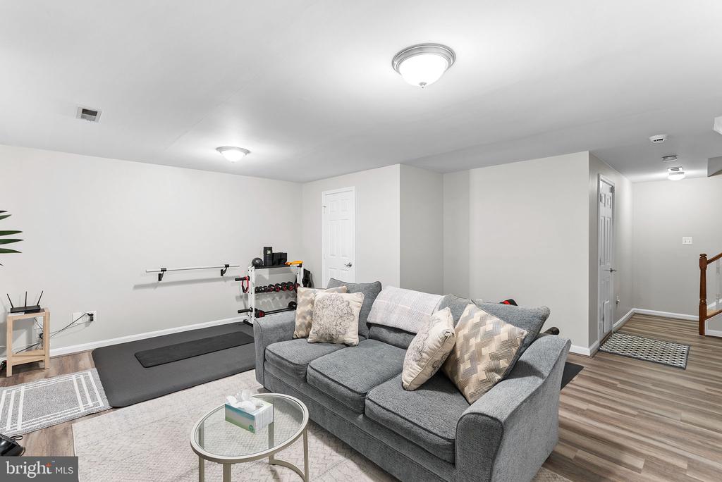 5604 GLENWOOD MEWS DRIVE