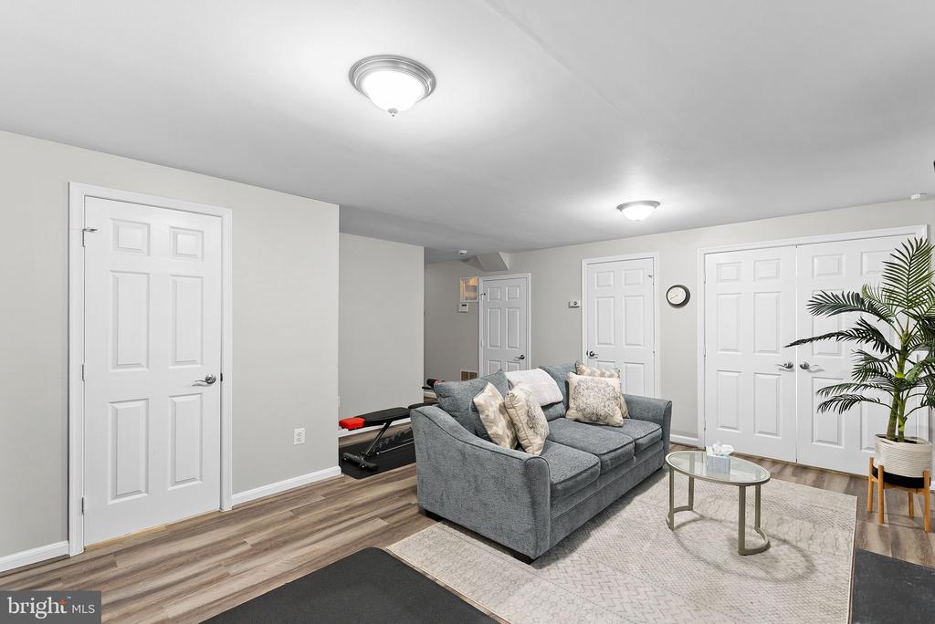 5604 GLENWOOD MEWS DRIVE