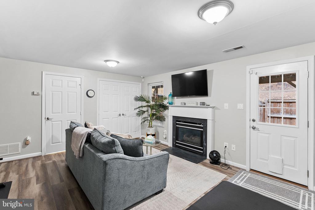 5604 GLENWOOD MEWS DRIVE