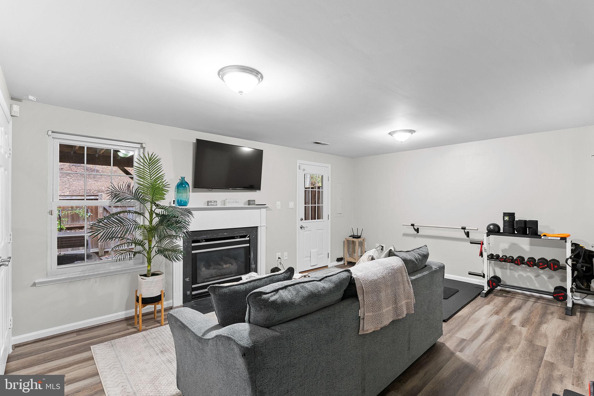 5604 GLENWOOD MEWS DRIVE