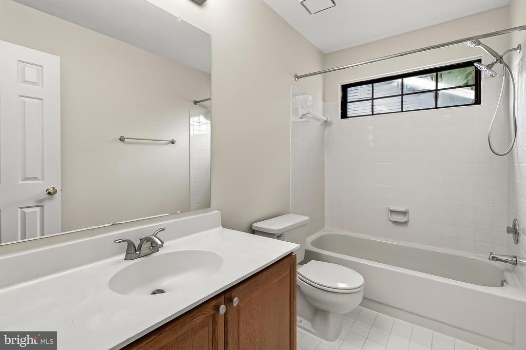 6127 GLEN OAKS COURT