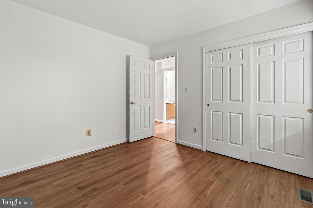 6127 GLEN OAKS COURT