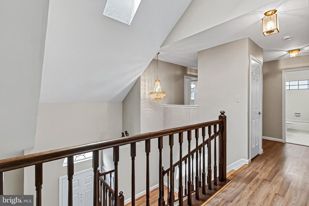 6127 GLEN OAKS COURT
